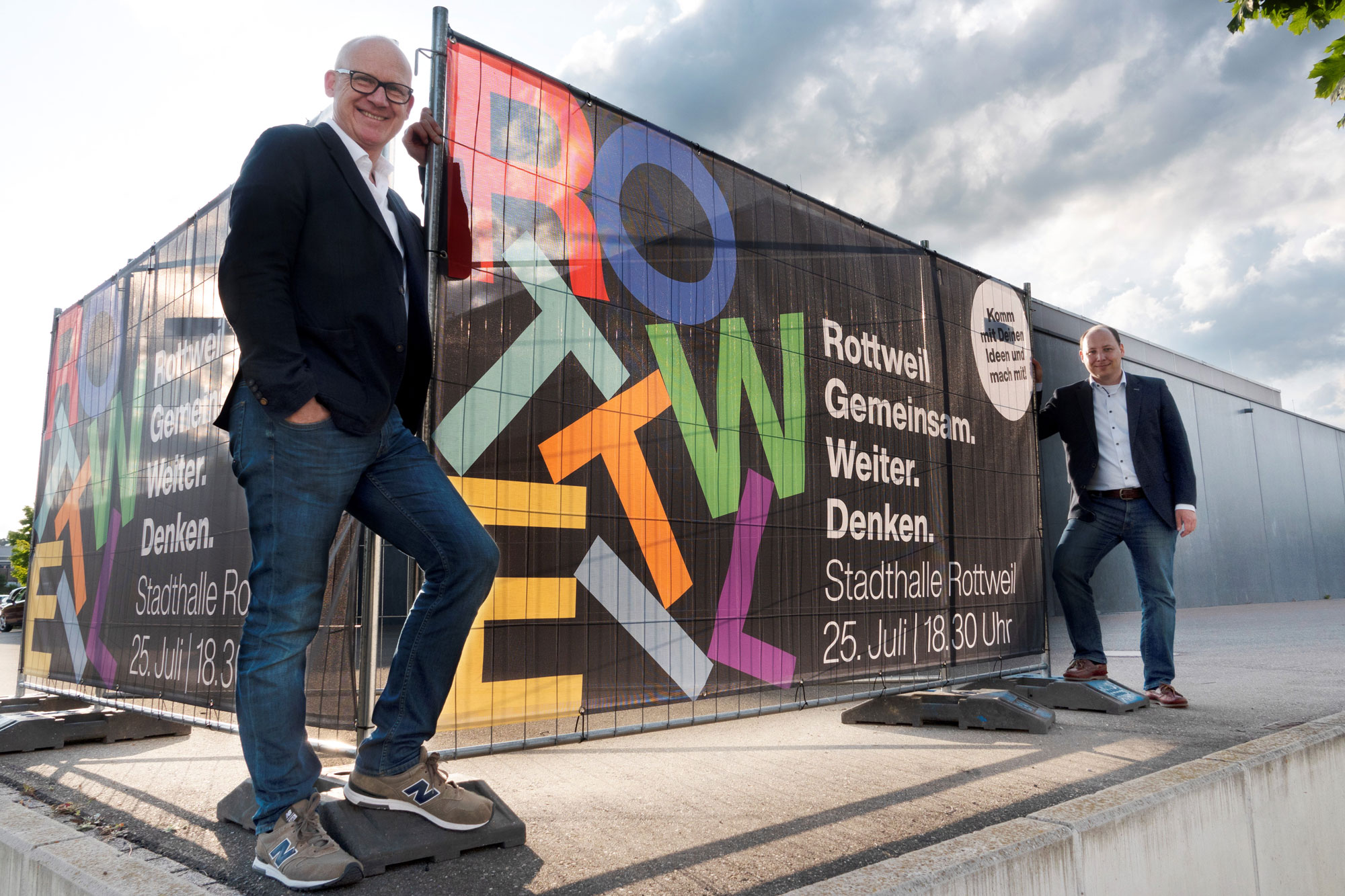 "Rottweil gemeinsam weiter denken“: Oberbürgermeister Ralf Broß (links) und Bürgermeister Dr. Christian Ruf (rechts) laden die Bürgerinnen und Bürger zu einem kreativen Workshop in die Stadthalle ein (Foto: Stadt Rottweil).