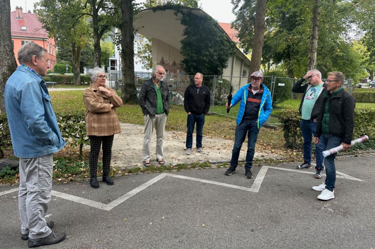 Mobilitätsbeauftragter Horst Bisinger und sein Team diskutierten mit den Teilnehmenden des Ortsrundgangs über die Maßnahmen im Sprengerort (Foto: Stadt Rottweil / Hermann).